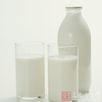 牛乳250毫升，每天清晨于早点一道服用，经常饮用可以补钙