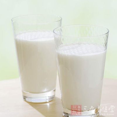 半斤牛奶，含钙300毫克，还含有多种氨基酸、乳酸、矿物质及维生素