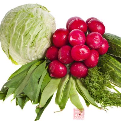 供给充足的维生素，每天要进食500至700克蔬菜，最好中、晚餐后吃一份水果