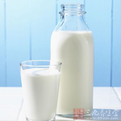 钙质的食物来源主要是奶制品，包括奶酪、牛奶、酸奶等等