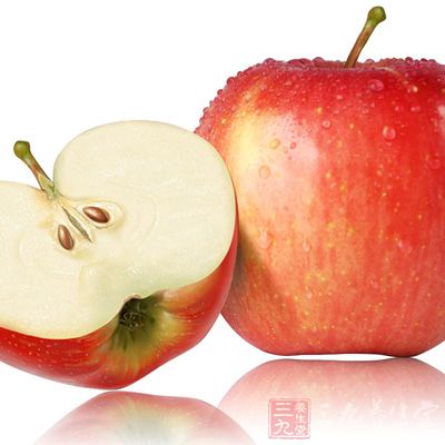苹果中还有多种的维生素和矿物质、苹果酸鞣酸和细纤维等