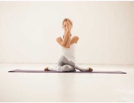 坐练瑜伽式 坐着锻炼也能调理身体
