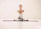 坐练瑜伽式 坐着锻炼也能调理身体