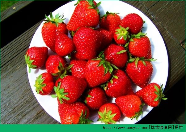 草莓变软了还能吃吗？怎么判断草莓是否坏了？(1)