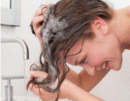 盐水洗头护发 洗发时加点它可以养发护发