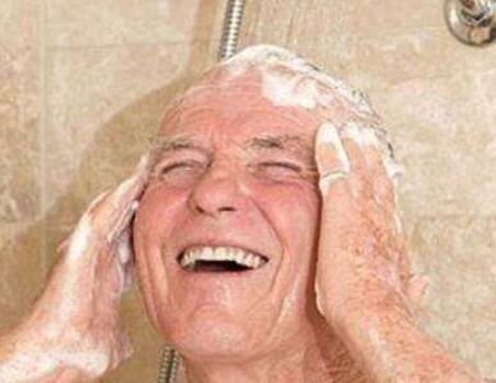 老年人洗澡当心致命危险