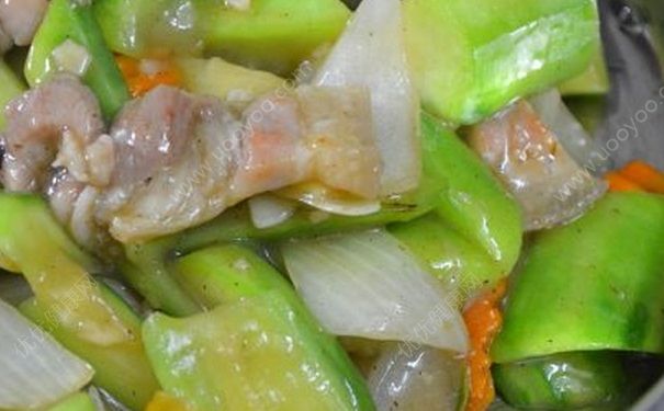 丝瓜和洋葱能一起吃吗？丝瓜洋葱炒肉片的做法(3)