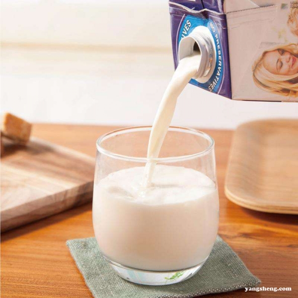 为什么牛奶最好在晚上喝？
