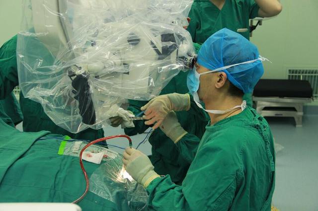 重庆2岁孩童患罕见脑癌 医生8小时手术为其切除