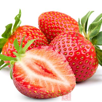 对于老年朋友来说吃点草莓是有防癌的功效