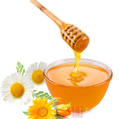 蜂蜜含有多种氨基酸、维生素、微量元素及多种酶类和激素等