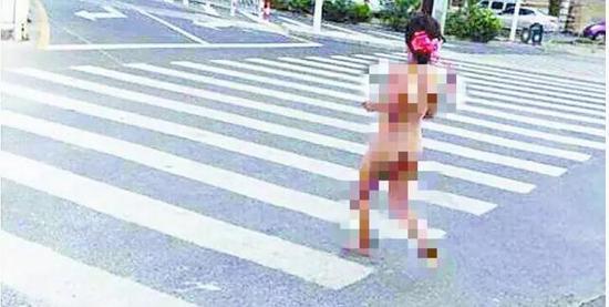 重庆一女子突发疾病 公路上裸奔