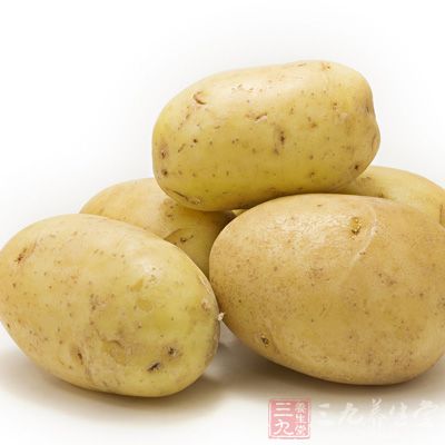 土豆也是失眠老年人不错的选择，适量的食用土豆可以清除对可诱发睡眠的色氨酸起干扰作用的酸