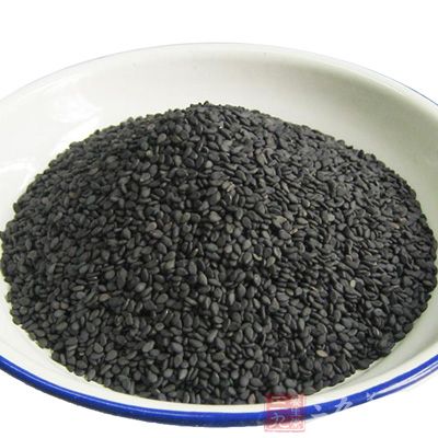 黑芝麻仁含有丰富的不饱和脂肪酸、蛋白质、钙、磷、铁质等