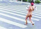 重庆一女子突发疾病 公路上裸奔