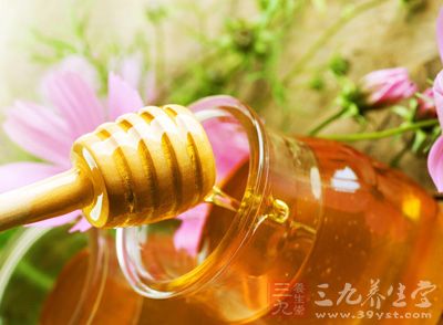蜂蜜作为日常生活中常见的食品，受到许多老年人的喜爱