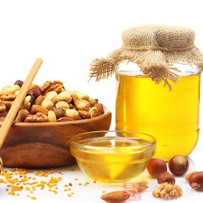 蜂蜜中含有大量的果糖、蛋白质、转氨酶、还原酶、氧化酶