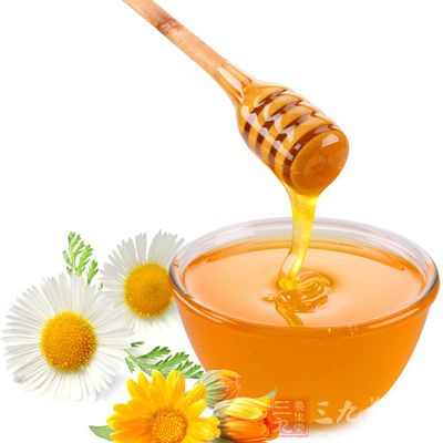 蜂蜜中含有多种具有清除人体血管壁上脂肪的酸类及酶类