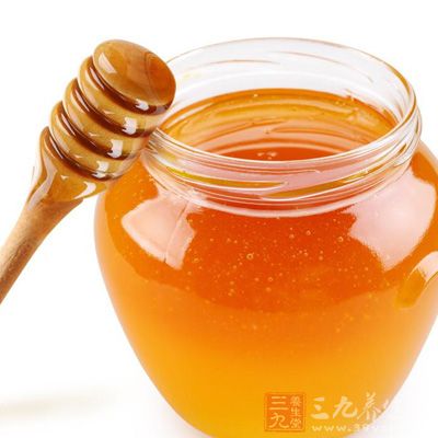 蜂蜜是以“生”服为主，即新鲜蜂蜜不必加热就可服用