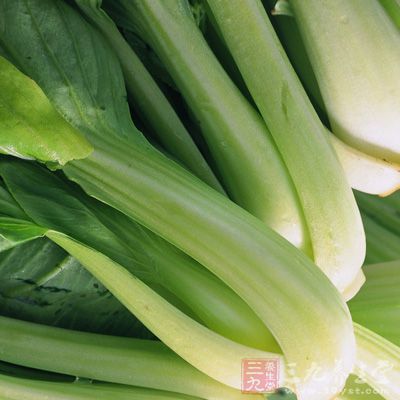 不少绿叶菜在补钙效果上并不逊色，其中小油菜的钙含量超过同样重量的牛奶