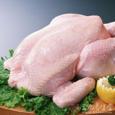 鸡肉和鸡蛋等富含胆碱(又称维生素B4，是B族维生素复合物)的食物有助于延缓大脑衰老进程