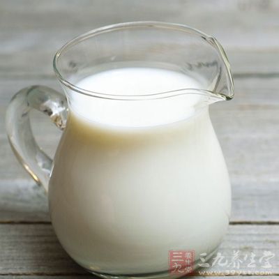 我们主张老年人要坚持喝鲜牛奶，因为牛奶里含钙量较高
