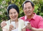 中老年喝奶粉对身体有何帮助