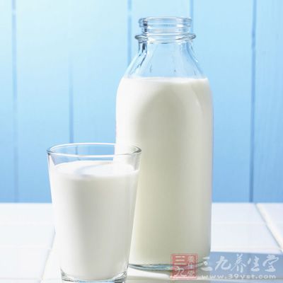 半斤牛奶，含钙300毫克，还含有多种氨基酸、乳酸、矿物质及维生素，促进钙的消化和吸收