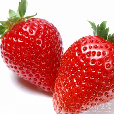 只要多吃草莓就能充分补充维生素C，草莓同时富含铁