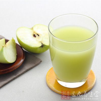 苹果榨汁可防治孕妇咳嗽，如果将其和银耳、枸杞、枣放在一起煮，还有润肺的功效