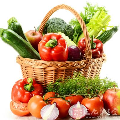 在这些蔬菜以及水果中还含有大量的维生素E，它可以有效地抑制脑组织中的必需脂肪酸细胞衰退、坏死