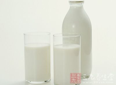 半斤牛奶，含钙300毫克，还含有多种氨基酸、乳酸、矿物质及维生素