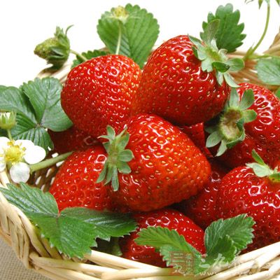 草莓：含有极丰富的维生素C，可预防感冒