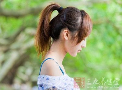 女性接近更年期时，月经周期会变短且不规律