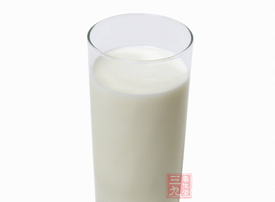 将喝完的牛奶的奶瓶或奶袋中滴入几滴清水,摇匀之后倒入手掌上,涂拭脸部