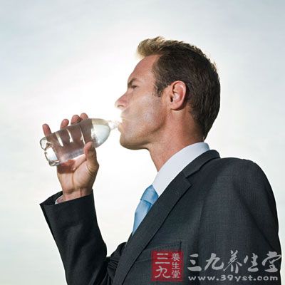 多饮水对男士健康是非常重要的