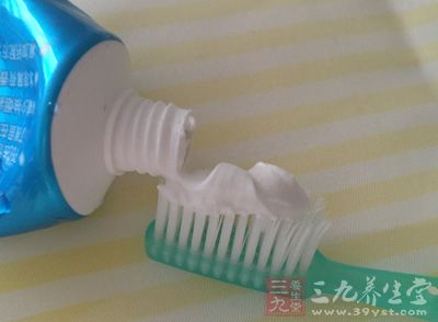 牙膏的方式来进行清理的