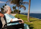 如何照顾家里瘫痪的老人 精神安慰很重要