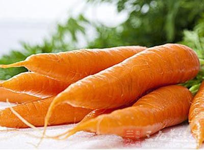 含维生素A较多的食物有动物肝、乳制品、鱼类、西红柿、胡萝卜、杏、香瓜等