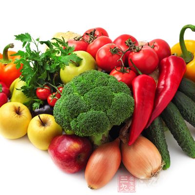 抽烟者应该多吃一些富含维生素C的食物，比如水果蔬菜