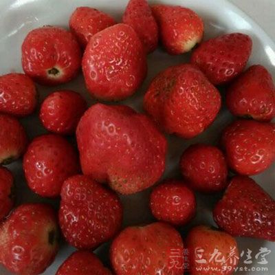 草莓含有多种维生素，尤其是维生素C含量非常丰富