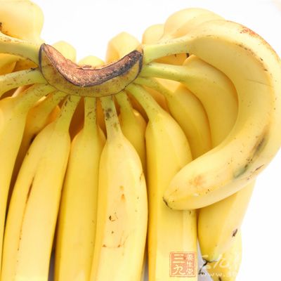 香蕉、运动饮料可帮助补充体内电解质