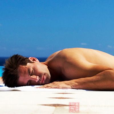 炎热的夏季，肌肤容易因出汗和出油显得黏腻，男士们往往为了追求清爽而放松了睡前的保养工作
