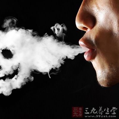 少抽烟、少喝刺激性饮料，保证睡眠，可保持肌肤柔嫩光润