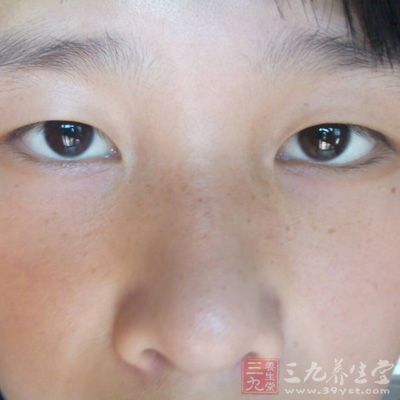色斑主要是因为皮肤护理黑色素的增加，进而形成的一种面部呈褐色或黑色的皮肤护理疾病