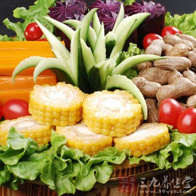 常吃红薯、土豆、玉米、荞麦等粗粮有助于保持大便的通畅，使体内毒物不会久滞肠道