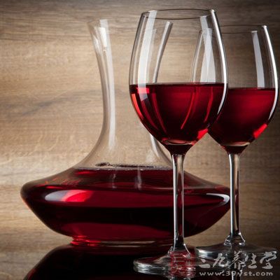 饮葡萄酒可预防和纠正酸中毒，还有利尿排毒作用