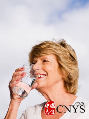 老人保健常识 不口渴也要常喝水