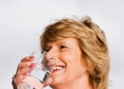 老人保健常识 不口渴也要常喝水