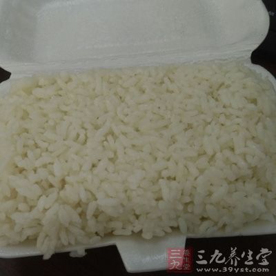 少摄入米饭、面条这类细粮类的碳水化合物